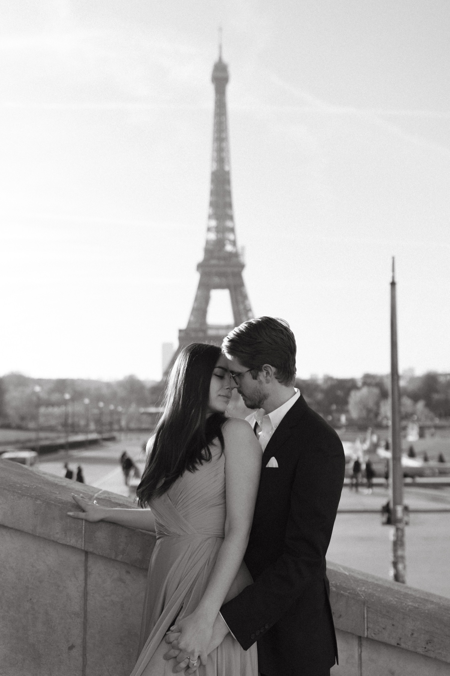 couple kissing on their honeymoon in paris