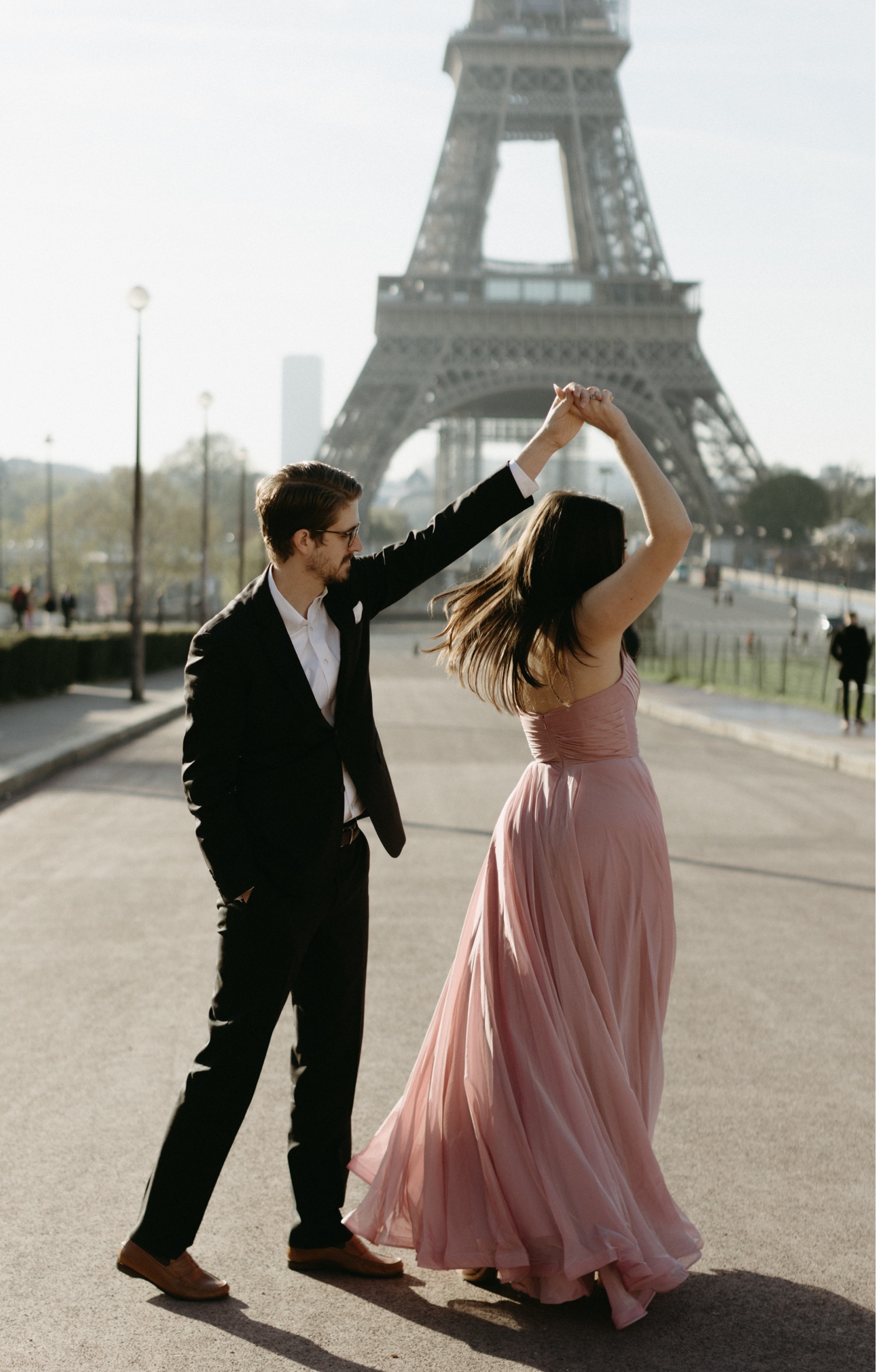 couple dancing in paris