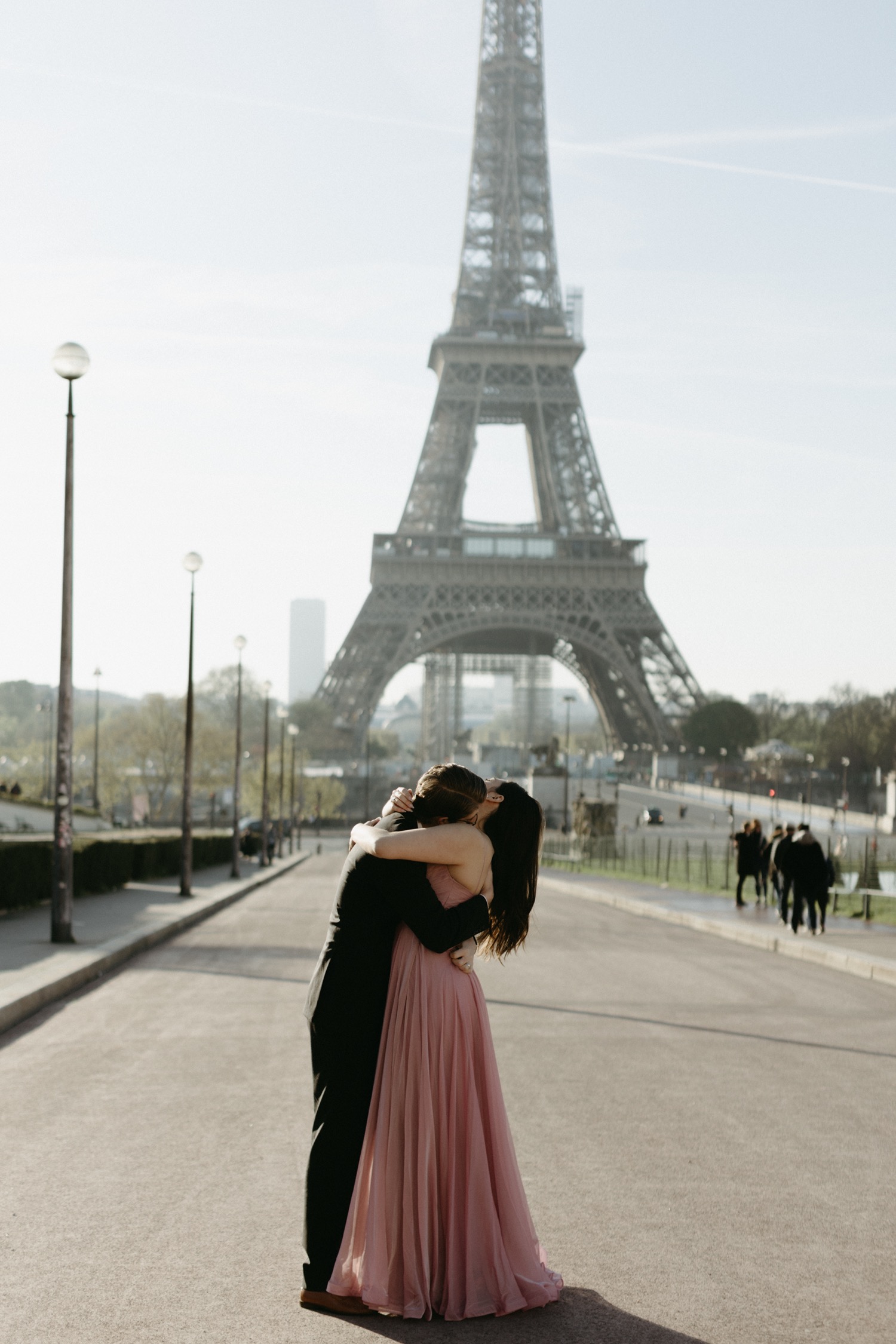 couple kissing in front of the eiffel tower